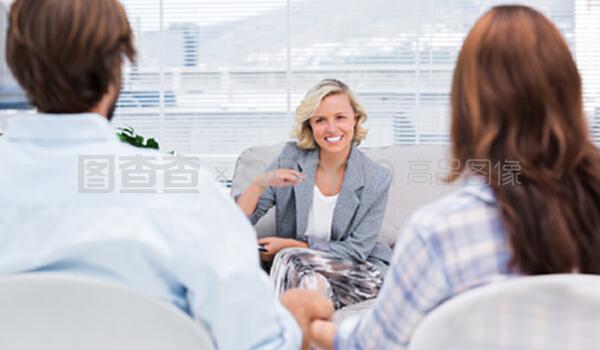 在傾聽(tīng)中治愈 一次家庭心理咨詢的觀察與思考